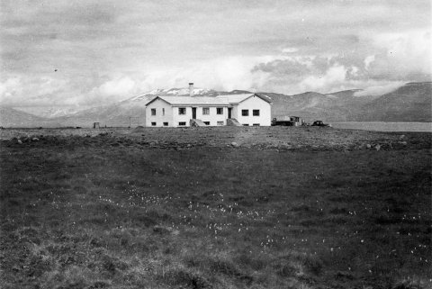 Þetta er gamla endurvarpsstöðin í Skjaldarvík við Eyjafjörð, húsið kallast nú Varpholt. / m-stae1-15781  frá Minjasafninu á Akureyri