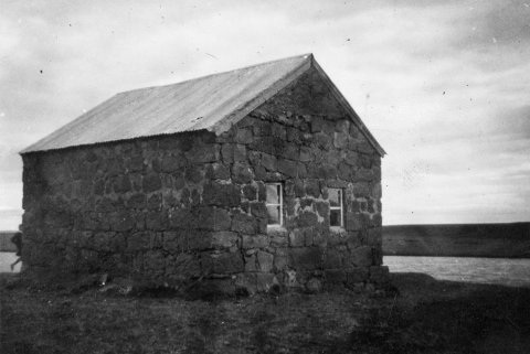 Þetta er sæluhúsið við Jökulsá á Fjöllum, skammt norðan við brúna hjá Grímsstöðum. Margir lesendur bentu á það. Gísli Sigurgeirsson fv. fréttamaður bætti við: Húsið var reist árið 1883 úr tilhöggnu grjóti sem tekið var skammt frá byggingarstað. Húsið er sögusvið Aðventu Gunnars Gunnarssonar, en Fjalla-Bensi leitaði þarna oft skjóls. Ekki mun hann þó alltaf hafa sofið þar vært, því draugagangur var sagður í húsinu. - / m-stae1-15908 frá Minjasafninu á Akureyri