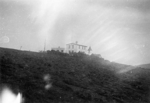 Þetta mun vera Hjarðarholt í Laxárdal í Dalasýslu, gamalt höfuðból, kirkjustaður og áður prestssetur.  / m-stae1-15813  frá Minjasafninu á Akureyri