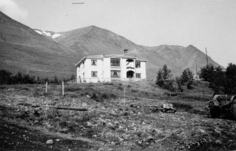 19 - Auðbrekka í Hörgárdal. Húsið byggðu bræðurnir Þórir Valgeirsson og Stefán Valgeirsson, síðar alþingismaður, fyrir fjölskyldur sínar um 1950. Minjasafnið á Akureyri / Mynd 260-101