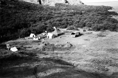 Þetta mun vera Klettsflöt í Húsadal í Þórsmörk; Flötin, eins og hún er gjarnan kölluð. Lesandi skrifaði: Sé ekki betur en kletturinn Assa sé þarna í fjarska. Og Markarfljót og Markarfljótsaurar í vestri. Þarna var búið 1892-3. Rústirnar á Flötinni eru síðan þá. Annar skrifaði: Bíllinn var trússbíll, Bedford QL, X 103, í eigu Bjarna Guðmundssonar frá Túni. - / m-stae1-16274  frá Minjasafninu á Akureyri