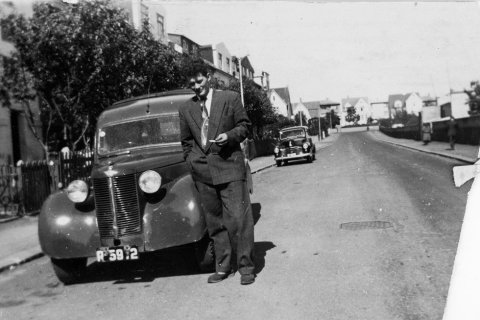 Hér er horft norður Ljósvallagötu í Reykjavík, kirkjugarðurinn við Suðurgötu, Hólavallagarður, er handan girðingarinnar hægra megin á myndinni. Hús við Sólvallagötu og Hólatorg í fjarska. Ekki hefur tekist að bera kennsl á manninn. / m-stae1-16126 frá Minjasafninu á Akureyri