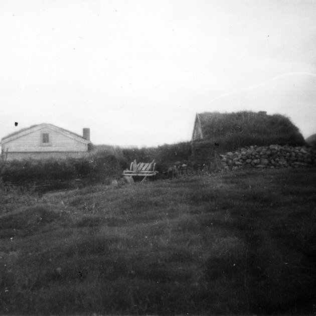 Hefurðu hugmynd um hvar þessi mynd er tekin? Þeir sem kunna að búa yfir upplýsingum um myndina eru hvattir til að senda þær á netföngin hg@minjasafnid.is og skapti@akureyri.net - / m-stae1-15926 frá Minjasafninu á Akureyri