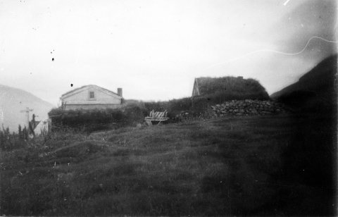 Hefurðu hugmynd um hvar þessi mynd er tekin? Þeir sem kunna að búa yfir upplýsingum um myndina eru hvattir til að senda þær á netföngin hg@minjasafnid.is og skapti@akureyri.net - / m-stae1-15926 frá Minjasafninu á Akureyri