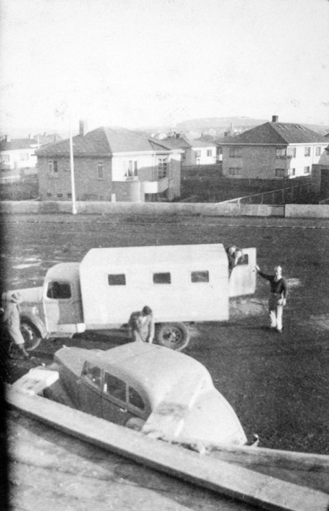 Margar tilgátur bárust um þessa mynd, flestar áttu það sameiginlegt að telja fjallið í fjarska Úlfarsfell. Fram kom tilgáta um að myndin væri tekin frá Höfðatúni, sem nú kallast Katrínartún. Annar lesandi skrifaði: Sem gamall Reykvíkingur myndi ég staðsetja mig ofarlega á Grensásvegi og horfa til norðausturs. Mér finnst fjallið í baksýn minna mig á Úlfarsfell og húsin gætu verið við Hólmgarð eða Hæðargarð. Í forgrunni virðist mér vera gamall Bedford „boddíbíll“.