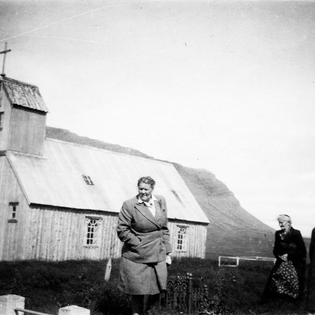 Þetta er gamla kirkjan á Reykhólum sem er nú í Saurbæ á Rauðasandi. Núverandi kirkja á Reykhólum var vígð 1963, sú gamla (á myndinni) var tekin ofan 1975 en endurreist á Rauðasandi og vígð þar 5. september 1982. Kom hún í stað Saurbæjarkirkju sem fauk í ofsaveðri í janúar 1966. / m-stae1-16288 frá Minjasafninu á Akureyri