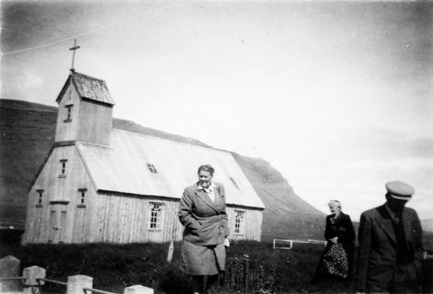 Þetta er gamla kirkjan á Reykhólum sem er nú í Saurbæ á Rauðasandi. Núverandi kirkja á Reykhólum var vígð 1963, sú gamla (á myndinni) var tekin ofan 1975 en endurreist á Rauðasandi og vígð þar 5. september 1982. Kom hún í stað Saurbæjarkirkju sem fauk í ofsaveðri í janúar 1966. / m-stae1-16288 frá Minjasafninu á Akureyri