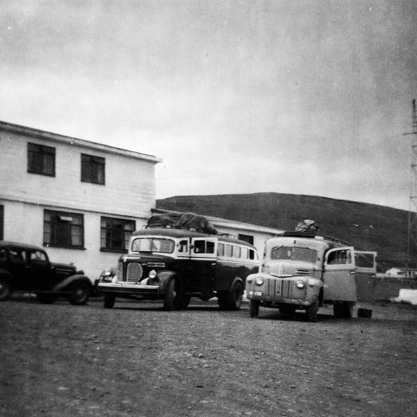 Þetta er við Hótel Varmahlíð í Skagafirði. Þar var á árum áður svokölluð skiptistöð þar sem langferðabifreiðar höfðu viðkomu, til dæmis bílar Norðurleiðar. - / m-stae1-16275 frá Minjasafninu á Akureyri