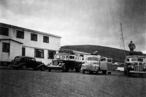 Þetta er við Hótel Varmahlíð í Skagafirði. Þar var á árum áður svokölluð skiptistöð þar sem langferðabifreiðar höfðu viðkomu, til dæmis bílar Norðurleiðar. - / m-stae1-16275 frá Minjasafninu á Akureyri