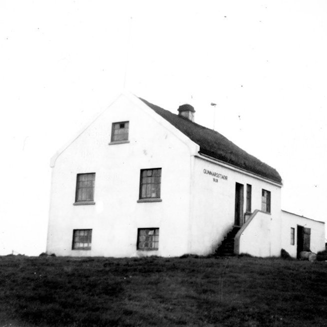 Hefurðu hugmynd um hvar þessi mynd er tekin? Þeir sem kunna að búa yfir upplýsingum um myndina eru hvattir til að senda þær á netföngin hg@minjasafnid.is og skapti@akureyri.net - / m-stae1-16096 frá Minjasafninu á Akureyri