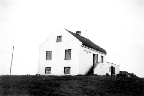 Hefurðu hugmynd um hvar þessi mynd er tekin? Þeir sem kunna að búa yfir upplýsingum um myndina eru hvattir til að senda þær á netföngin hg@minjasafnid.is og skapti@akureyri.net - / m-stae1-16096 frá Minjasafninu á Akureyri