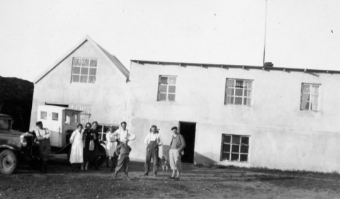 21 - 2.4.2021 - Ekkert er vitað um mynd dagsins að þessu sinni; ekki nafn ljósmyndarans, hvaða fólk þetta er eða hvar myndin er tekin. Þeir sem kunna að búa yfir upplýsingum um myndina vinsamlega hafi samband við Minjasafnið á Akureyri, á netfangið hg@minjasafnid.is - Minjasafnið á Akureyri / Album 247-120