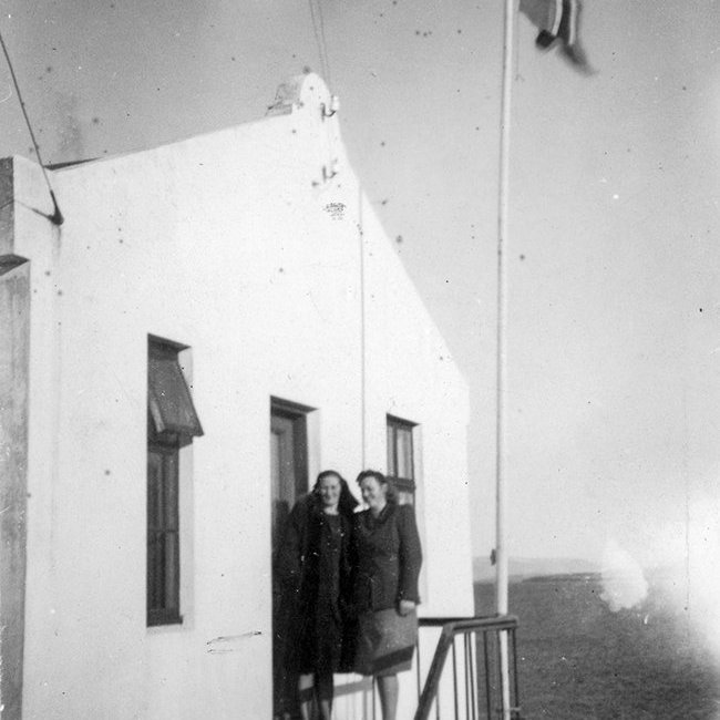 Þetta er húsið Nes í Hrísey, sem nú er Austurvegur 24. Þorsteinn Þorsteinsson Hríseyingur sendi Akureyri.net línu og telur að konan til vinstri á myndinni sé Hanna Kristín Baldvinsdóttir sem bjó í Njálshúsi, en það hús var næst austan við Nes. Hann sér ekki hver hin konan er. Önnur ábending barst um að konan til vinstri sé Margrét Baldvinsdóttir sem bjó í húsinu með manni sínum, Þorsteini Vilhjálmssyni. Synir þeirra, tvíburarnir Vilhelm og Baldvin Þorsteinssynir ólust upp í Nesi. Þeir eru feður frændanna Kristjáns, Þorsteins og Þorsteins Más, stofnenda Samherja. - / m-stae1-16439 frá Minjasafninu á Akureyri