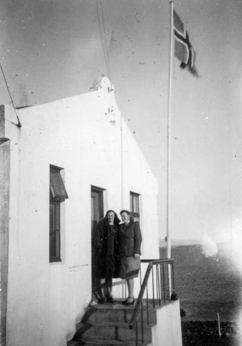 Þetta er húsið Nes í Hrísey, sem nú er Austurvegur 24. Þorsteinn Þorsteinsson Hríseyingur sendi Akureyri.net línu og telur að konan til vinstri á myndinni sé Hanna Kristín Baldvinsdóttir sem bjó í Njálshúsi, en það hús var næst austan við Nes. Hann sér ekki hver hin konan er. Önnur ábending barst um að konan til vinstri sé Margrét Baldvinsdóttir sem bjó í húsinu með manni sínum, Þorsteini Vilhjálmssyni. Synir þeirra, tvíburarnir Vilhelm og Baldvin Þorsteinssynir ólust upp í Nesi. Þeir eru feður frændanna Kristjáns, Þorsteins og Þorsteins Más, stofnenda Samherja. - / m-stae1-16439 frá Minjasafninu á Akureyri