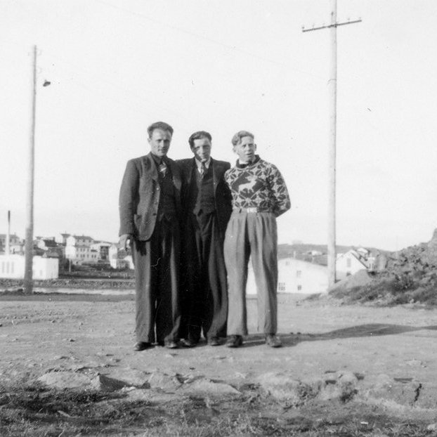 Þetta er í Borgarnesi, myndin er tekin úr Brákarey. Stóra hvíta húsið er gamla mjólkursamlagshús Mjólkursamlags Borgfirðinga, sem Guðjón Samúelsson teiknaði. Borist hefur ábending um að maðurinn lengst til hægri sé Óskar Sigvaldason frá Gilsbakka í Öxarfirði, lengi leigubílstjóri í Reykjavík. / m-stae1-16439 frá Minjasafninu á Akureyri