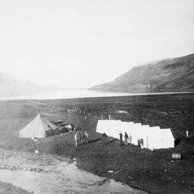 Myndin mun tekin við Brekkuá í botni Gilsfjarðar. Líklega eru þetta vinnubúðir Vegagerðarinnar. - / m-stae1-16488 frá Minjasafninu á Akureyri