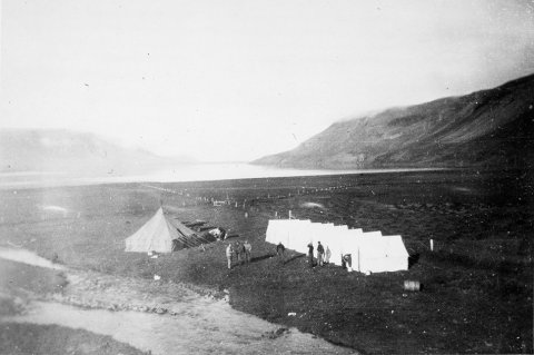 Myndin mun tekin við Brekkuá í botni Gilsfjarðar. Líklega eru þetta vinnubúðir Vegagerðarinnar. - / m-stae1-16488 frá Minjasafninu á Akureyri