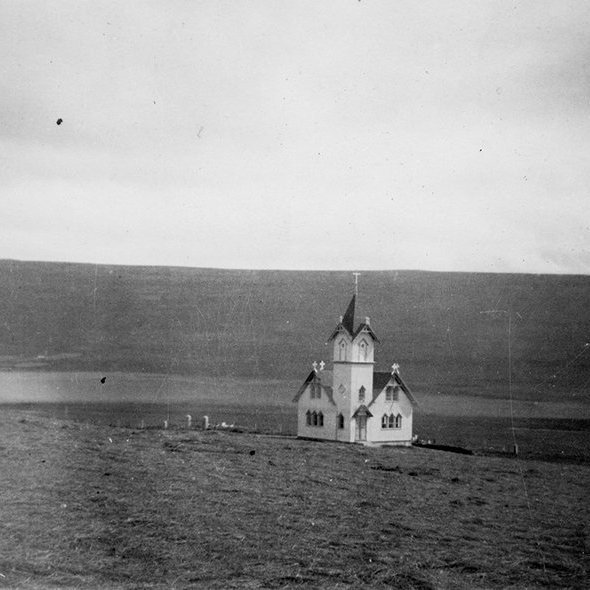 Þetta er Hjarðarholtskirkja í Dalasýslu. Kirkjan er hönnuð af Rögnvaldi Ólafssyni; timburhús, krosslaga að grunnformi, 10,06 m að lengd og á breidd. / m-stae1-16277 frá Minjasafninu á Akureyri
