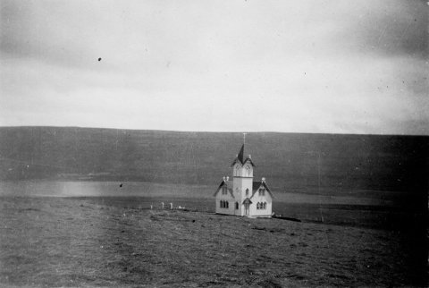 Þetta er Hjarðarholtskirkja í Dalasýslu. Kirkjan er hönnuð af Rögnvaldi Ólafssyni; timburhús, krosslaga að grunnformi, 10,06 m að lengd og á breidd. / m-stae1-16277 frá Minjasafninu á Akureyri