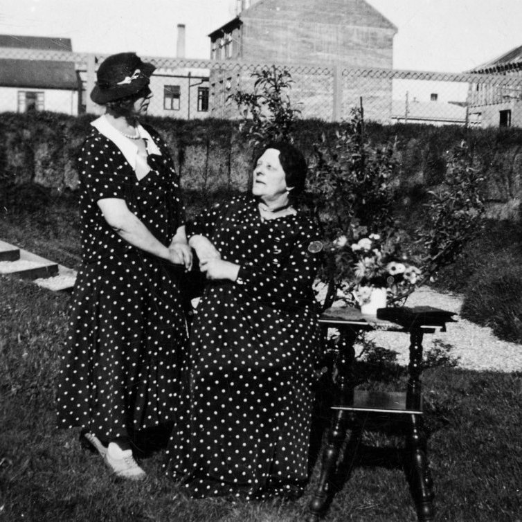 Hefurðu hugmynd um hvar þessi fallega mynd er tekin og jafnvel hverjar konurnar eru? Þeir sem kunna að búa yfir upplýsingum um myndina eru hvattir til að senda þær á netföngin hg@minjasafnid.is og skapti@akureyri.net - / m-stae1-16405 frá Minjasafninu á Akureyri