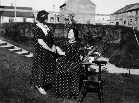 Hefurðu hugmynd um hvar þessi fallega mynd er tekin og jafnvel hverjar konurnar eru? Þeir sem kunna að búa yfir upplýsingum um myndina eru hvattir til að senda þær á netföngin hg@minjasafnid.is og skapti@akureyri.net - / m-stae1-16405 frá Minjasafninu á Akureyri