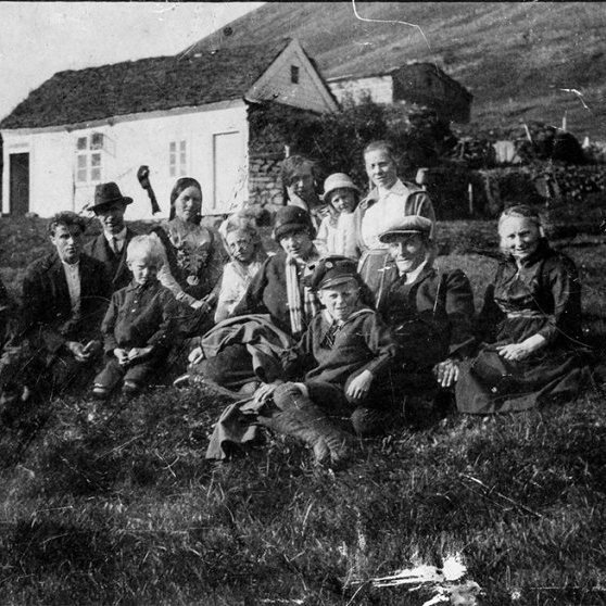 Björn Ingólfsson, fyrrverandi skólastjóri á Grenivík, sendi upplýsingar um þessa dásamlegu mynd. Björn segir: Miðgerði í Dalsmynni um 1927. Fyrir aftan: Guðmundur Halldórsson málari Akureyri (með hatt), Sigríður Kristjánsdóttir Miðgerði, Soffía Kristjánsdóttir Miðgerði, Vilborg Guðmundsdóttir, Sigurhanna Jónsdóttir (móðir Vilborgar og kona Guðmundar). Fyrir framan: Sesselja Björnsdóttir Pálsgerði, Þorvaldur Gíslason Miðgerði, Björn Björnsson Pálsgerði, Hulda Bogadóttir Miðgerði, Jóna Norðfjörð Akureyri, Gísli úr Hrísey, Aðalbjörn Kristjánsson Miðgerði, Vilborg Ívarsdóttir, (móðir Aðalbjörns).  - / m-stae1-16584 frá Minjasafninu á Akureyri