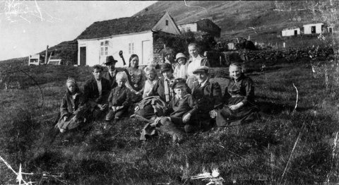 Björn Ingólfsson, fyrrverandi skólastjóri á Grenivík, sendi upplýsingar um þessa dásamlegu mynd. Björn segir: Miðgerði í Dalsmynni um 1927. Fyrir aftan: Guðmundur Halldórsson málari Akureyri (með hatt), Sigríður Kristjánsdóttir Miðgerði, Soffía Kristjánsdóttir Miðgerði, Vilborg Guðmundsdóttir, Sigurhanna Jónsdóttir (móðir Vilborgar og kona Guðmundar). Fyrir framan: Sesselja Björnsdóttir Pálsgerði, Þorvaldur Gíslason Miðgerði, Björn Björnsson Pálsgerði, Hulda Bogadóttir Miðgerði, Jóna Norðfjörð Akureyri, Gísli úr Hrísey, Aðalbjörn Kristjánsson Miðgerði, Vilborg Ívarsdóttir, (móðir Aðalbjörns).  - / m-stae1-16584 frá Minjasafninu á Akureyri