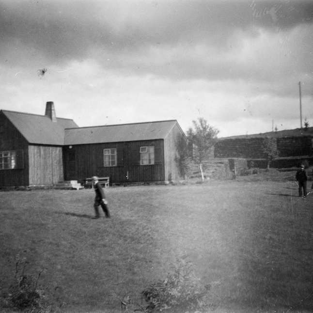 Þetta er Höfði - hús Héðins Valdimarssonar og Guðrúnar Pálsdóttur í Mývatnssveit. Að baki og til hægri sést grunnur og bakveggur á húsi Bárðar Sigurðssonar ljósmyndara sem kallað var „Bárðarbás“ í grínkveðlingum, eins og einn lesandi skrifaði. - / m-stae1-16768 frá Minjasafninu á Akureyri