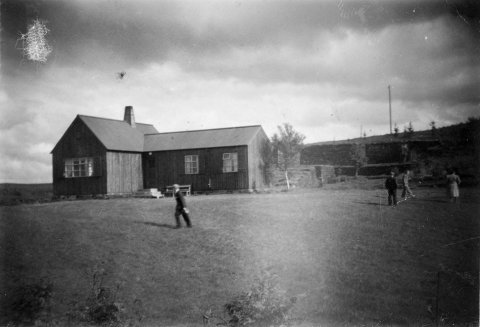 Þetta er Höfði - hús Héðins Valdimarssonar og Guðrúnar Pálsdóttur í Mývatnssveit. Að baki og til hægri sést grunnur og bakveggur á húsi Bárðar Sigurðssonar ljósmyndara sem kallað var „Bárðarbás“ í grínkveðlingum, eins og einn lesandi skrifaði. - / m-stae1-16768 frá Minjasafninu á Akureyri