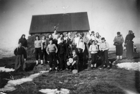 Veistu hvar þessi skemmtilega mynd er tekin og jafnvel hvaða fólk þetta er? Þeir sem kunna að búa yfir upplýsingum um myndina eru hvattir til að senda þær á netföngin hg@minjasafnid.is og skapti@akureyri.net - / m-stae1-16767 frá Minjasafninu á Akureyri