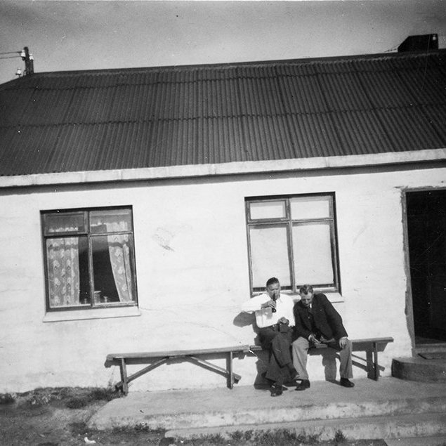 Fljótlega eftir að þessi mynd birtist bárust nokkrar ábendingar, sú helsta að myndin væri tekin við Hríseyjargötu 21 á Akureyri, hús sem gjarnan var kallað Langavitleysa. Síðar barst póstur frá manni sem sagði þá tilgátu fjarri lagi og færði góð rök fyrir máli sínu. „Myndin er tekin í Reykjahlíð einhvern tíman milli 1940 til 50, horft til austurs. Húsið er það sem þá var Gistihúsið Reynihlíð, af því húsi eru til fjölmargar myndir á söfnum og meðal annars ein hjá ykkur,“ sagði í pósti til Minjasafnsins. Húsið sem um ræðir stendur enn austan við Hótel Reynihlíð, sem seinna varð Icelandair hótel en er nú hluti Berjaya hótelkeðjunnar. / m-stae1-16760 frá Minjasafninu á Akureyri