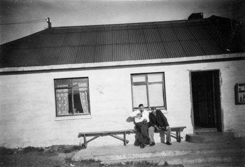 Fljótlega eftir að þessi mynd birtist bárust nokkrar ábendingar, sú helsta að myndin væri tekin við Hríseyjargötu 21 á Akureyri, hús sem gjarnan var kallað Langavitleysa. Síðar barst póstur frá manni sem sagði þá tilgátu fjarri lagi og færði góð rök fyrir máli sínu. „Myndin er tekin í Reykjahlíð einhvern tíman milli 1940 til 50, horft til austurs. Húsið er það sem þá var Gistihúsið Reynihlíð, af því húsi eru til fjölmargar myndir á söfnum og meðal annars ein hjá ykkur,“ sagði í pósti til Minjasafnsins. Húsið sem um ræðir stendur enn austan við Hótel Reynihlíð, sem seinna varð Icelandair hótel en er nú hluti Berjaya hótelkeðjunnar. / m-stae1-16760 frá Minjasafninu á Akureyri