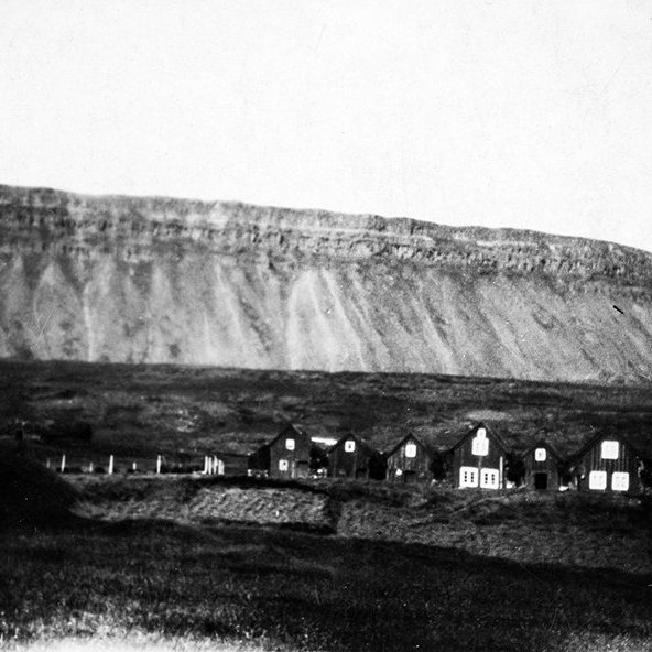 Þetta er Bustarfell í Vopnafirði. Sigurður Bjarni Sigurðsson sendi þær upplýsingar og ítarlegur rökstuðningur fylgdi með. Hann þar saman nýjar myndir og þá gömlu, bæði húsin og fjöllin í fjarska. / m-stae1-16413 frá Minjasafninu á Akureyri