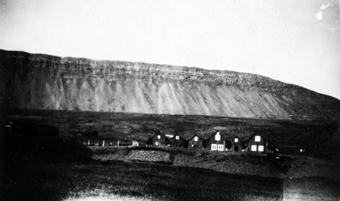 Þetta er Bustarfell í Vopnafirði. Sigurður Bjarni Sigurðsson sendi þær upplýsingar og ítarlegur rökstuðningur fylgdi með. Hann þar saman nýjar myndir og þá gömlu, bæði húsin og fjöllin í fjarska. / m-stae1-16413 frá Minjasafninu á Akureyri