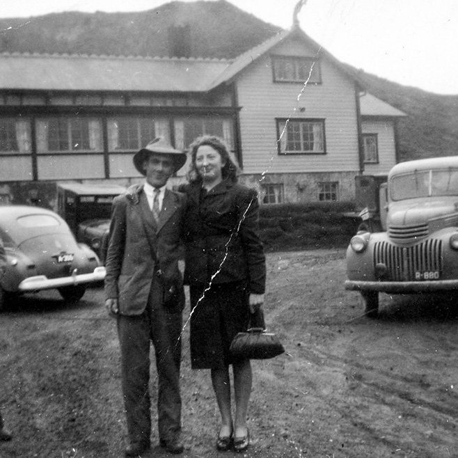 Þetta er við Skíðaskálann í Hveradölum, á Hellisheiði milli Reykjavíkur og Hveragerðis en enginn ábending hefur borist um hvaða fólk þetta gæti verið. Skálinn brann til kaldra kola í janúar 1991. Ekki er ólíklegt að myndina hafi verið tekin um 1950, á sama tíma og mynd númer 149 sem birtist 15. september 2020. Þegar hún birtist nefndi lesandi að bíllinn sem er vinstra meginn á þessari mynd væri af gerðinni Mercury, árgerð 1947. - m-stae1-16970 frá Minjasafninu á Akureyri