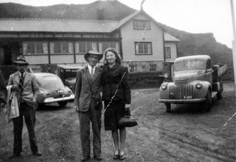 Þetta er við Skíðaskálann í Hveradölum, á Hellisheiði milli Reykjavíkur og Hveragerðis en enginn ábending hefur borist um hvaða fólk þetta gæti verið. Skálinn brann til kaldra kola í janúar 1991. Ekki er ólíklegt að myndina hafi verið tekin um 1950, á sama tíma og mynd númer 149 sem birtist 15. september 2020. Þegar hún birtist nefndi lesandi að bíllinn sem er vinstra meginn á þessari mynd væri af gerðinni Mercury, árgerð 1947. - m-stae1-16970 frá Minjasafninu á Akureyri