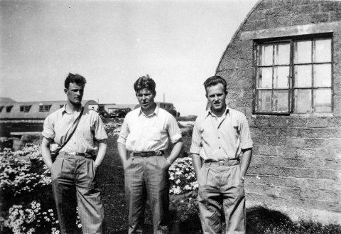 Þarna eru Akureyringarnir Gunnar Óskarsson múrarameistari lengst til vinstri, í miðjunni að öllum líkindum Gunnar Sigurjónsson sem vann hjá Kaupfélagi Eyfirðinga nær alla starfsævina, og lengst til hægri Sverrir Georgsson sem rak Vinnuvélar s/f ásamt Guðmundi bróður sínum – Gvendi Gorra, eins og hann var gjarnan kallaður. Þremenningarnir voru allir kunnir íþróttamenn í Þór. Georg Tryggvason, bróðursonur Sverris og Guðmundar, segir myndina tekna á svokölluðu Turner svæði á Vellinum; hjá bandaríska hernum á Keflavíkurflugvelli. Georg segir líklegt að þremenningarnir hafi verið í innkaupaferð vegna tækja eða vinnuvéla og myndin sé tekin fyrir 1960. / m-stae1-16979 frá Minjasafninu á Akureyri