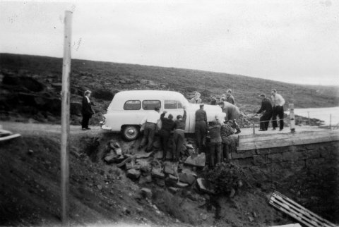 Veistu hvar þessi magnaða mynd er tekin, hvað átti sér þarna stað og jafnvel hvaða fólk þetta er? Þeir sem kunna að búa yfir upplýsingum um myndina eru hvattir til að senda þær á netföngin hg@minjasafnid.is og skapti@akureyri.net - / m-stae1-16858 frá Minjasafninu á Akureyri