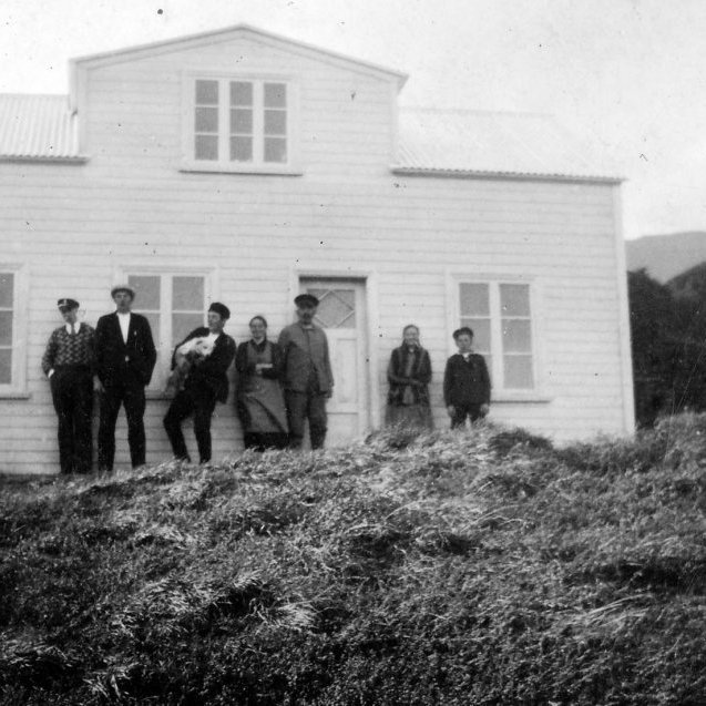 23 - 16.4.2021 - Þetta er bærinn Háls í Saurbæjarhreppi í Eyjafirði. Skv. ábendingu Gunnars Jónssonar er Ottó Gottfreðsson lengst til vinstri, við hlið hans Benedikt Ingimarsson sem átti heima á Hálsi alla sína tíð og sá næsti, sem heldur á einhverju – etv. hundi – gæti vel verið Ármann Ingimarsson, að mati Gunnars. Líklegt er að maðurinn sem stendur fyrir dyrum sá Ingimar Traustason, bóndi á Hálsi, faðir Benedikts. Pálmi Ólafsson (hálfbróðir Ottós) sem átti og rak blaðavagninn á Ráðhústorgi á Akureyri forðum daga gæti vel verið sá sem er lengst til hægri.