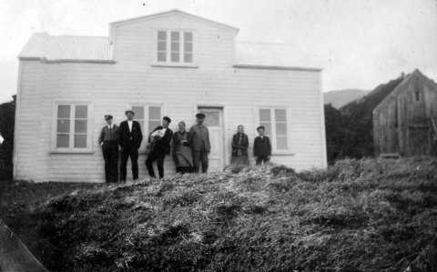 23 - 16.4.2021 - Þetta er bærinn Háls í Saurbæjarhreppi í Eyjafirði. Skv. ábendingu Gunnars Jónssonar er Ottó Gottfreðsson lengst til vinstri, við hlið hans Benedikt Ingimarsson sem átti heima á Hálsi alla sína tíð og sá næsti, sem heldur á einhverju – etv. hundi – gæti vel verið Ármann Ingimarsson, að mati Gunnars. Líklegt er að maðurinn sem stendur fyrir dyrum sá Ingimar Traustason, bóndi á Hálsi, faðir Benedikts. Pálmi Ólafsson (hálfbróðir Ottós) sem átti og rak blaðavagninn á Ráðhústorgi á Akureyri forðum daga gæti vel verið sá sem er lengst til hægri.