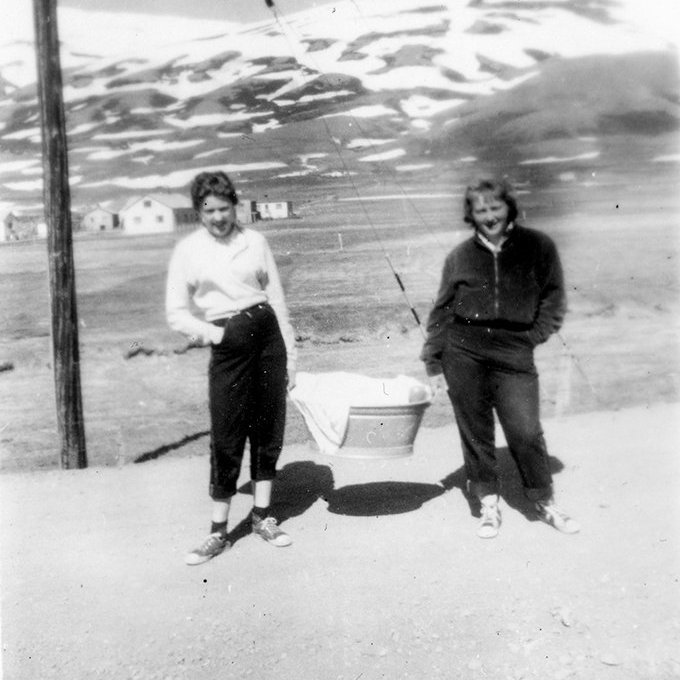 Myndin er tekin á Grenivík og stúlkurnar eru, til vinstri, Margrét S. Jóhannsdóttir frá Miðgörðum og sú til hægri er Steinunn Axelsdóttir frá Höfðabrekku, báðar á Grenivík. / m-stae1-16799 frá Minjasafninu á Akureyri