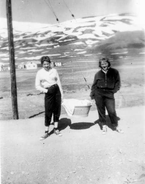 Myndin er tekin á Grenivík og stúlkurnar eru, til vinstri, Margrét S. Jóhannsdóttir frá Miðgörðum og sú til hægri er Steinunn Axelsdóttir frá Höfðabrekku, báðar á Grenivík. / m-stae1-16799 frá Minjasafninu á Akureyri