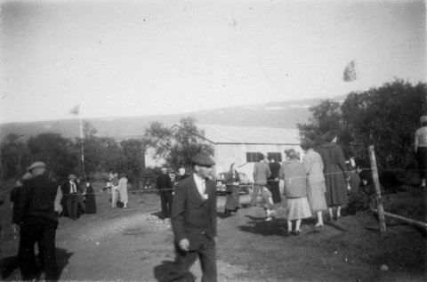 Nokkrir lesendur halda því fram að þessi mynd sé tekin í Vaglaskógi en enn hafa engar ábendingar borist um hvaða fólk er þarna á ferð.  / m-stae1-16985 frá Minjasafninu á Akureyri