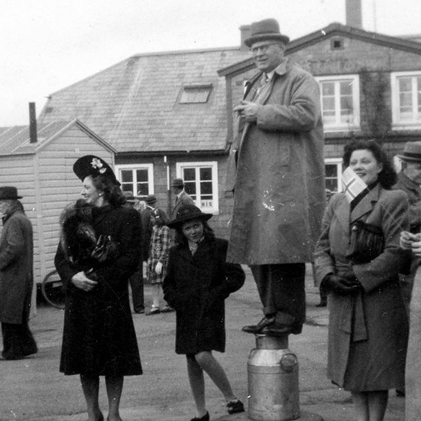 Lesendur telja að þetta sé í miðbæ Reykjavíkur og að byggingin í bakgrunni sé Siemsenhús, Hafnarstræti 23. Ekki hafa borist upplýsingar um hvaða fólk er á myndinni. / m-stae1-16959 frá Minjasafninu á Akureyri