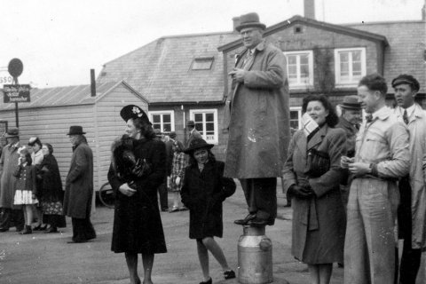 Lesendur telja að þetta sé í miðbæ Reykjavíkur og að byggingin í bakgrunni sé Siemsenhús, Hafnarstræti 23. Ekki hafa borist upplýsingar um hvaða fólk er á myndinni. / m-stae1-16959 frá Minjasafninu á Akureyri