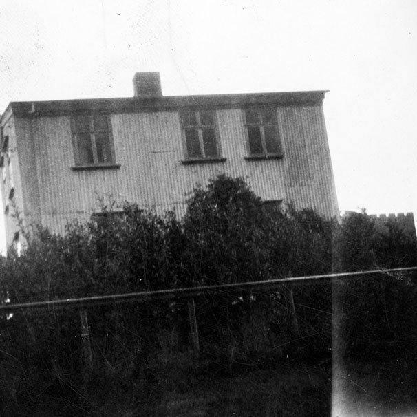 Veit einhver hvar þessi mynd er tekin? Þeir sem kunna að búa yfir upplýsingum um myndina eru hvattir til að senda þær á netföngin hg@minjasafnid.is og skapti@akureyri.net - / m-stae1-16750 frá Minjasafninu á Akureyri