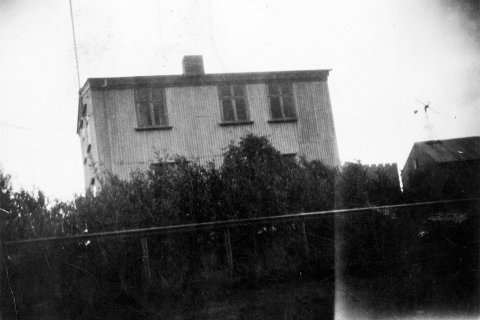 Veit einhver hvar þessi mynd er tekin? Þeir sem kunna að búa yfir upplýsingum um myndina eru hvattir til að senda þær á netföngin hg@minjasafnid.is og skapti@akureyri.net - / m-stae1-16750 frá Minjasafninu á Akureyri