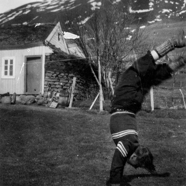 Veit einhver hvar þessi mynd er tekin eða þekkir manninn sem þarna stendur á höndum? Þeir sem kunna að búa yfir upplýsingum um myndina eru hvattir til að senda þær á netföngin hg@minjasafnid.is og skapti@akureyri.net - / m-stae1-17004 frá Minjasafninu á Akureyri