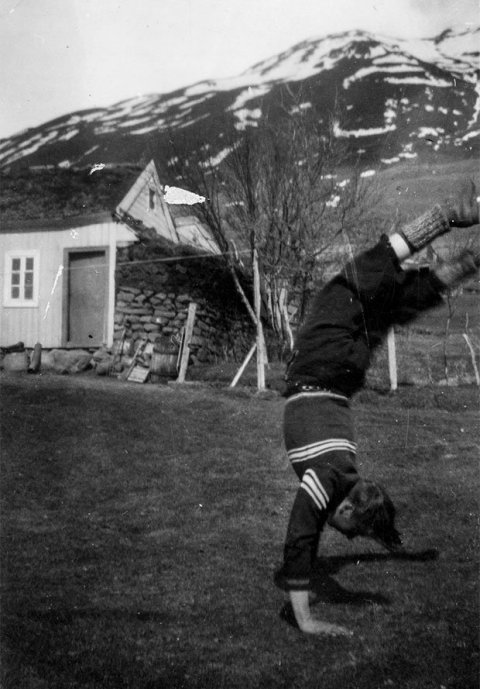 Veit einhver hvar þessi mynd er tekin eða þekkir manninn sem þarna stendur á höndum? Þeir sem kunna að búa yfir upplýsingum um myndina eru hvattir til að senda þær á netföngin hg@minjasafnid.is og skapti@akureyri.net - / m-stae1-17004 frá Minjasafninu á Akureyri