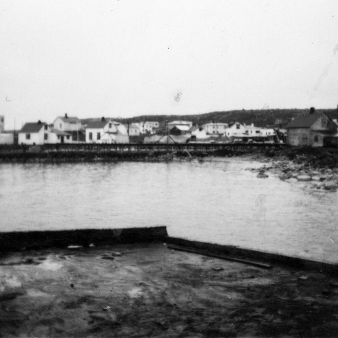 Ekki stóð á svari þegar spurt var hvar þessi mynd væri tekin. Þetta er á Raufarhöfn. / m-stae1-17124 frá Minjasafninu á Akureyri